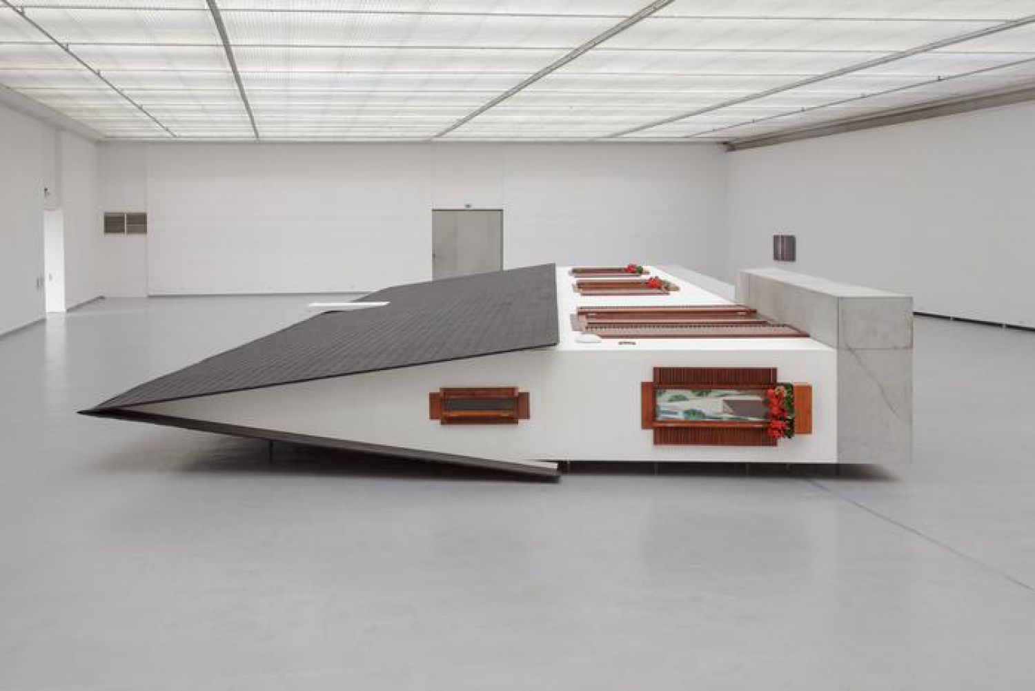 Erwin Wurm, «Narrow House», CAC Vilnius, 2015