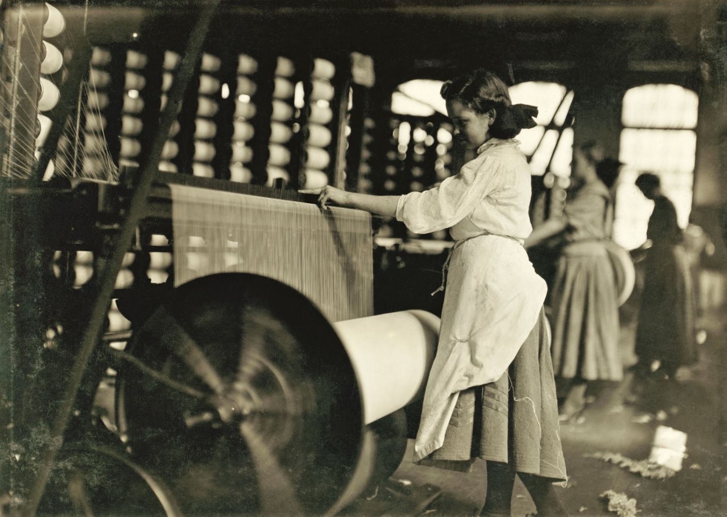 Lewis Hine, «Power house mechanic working on steam pump», 1920