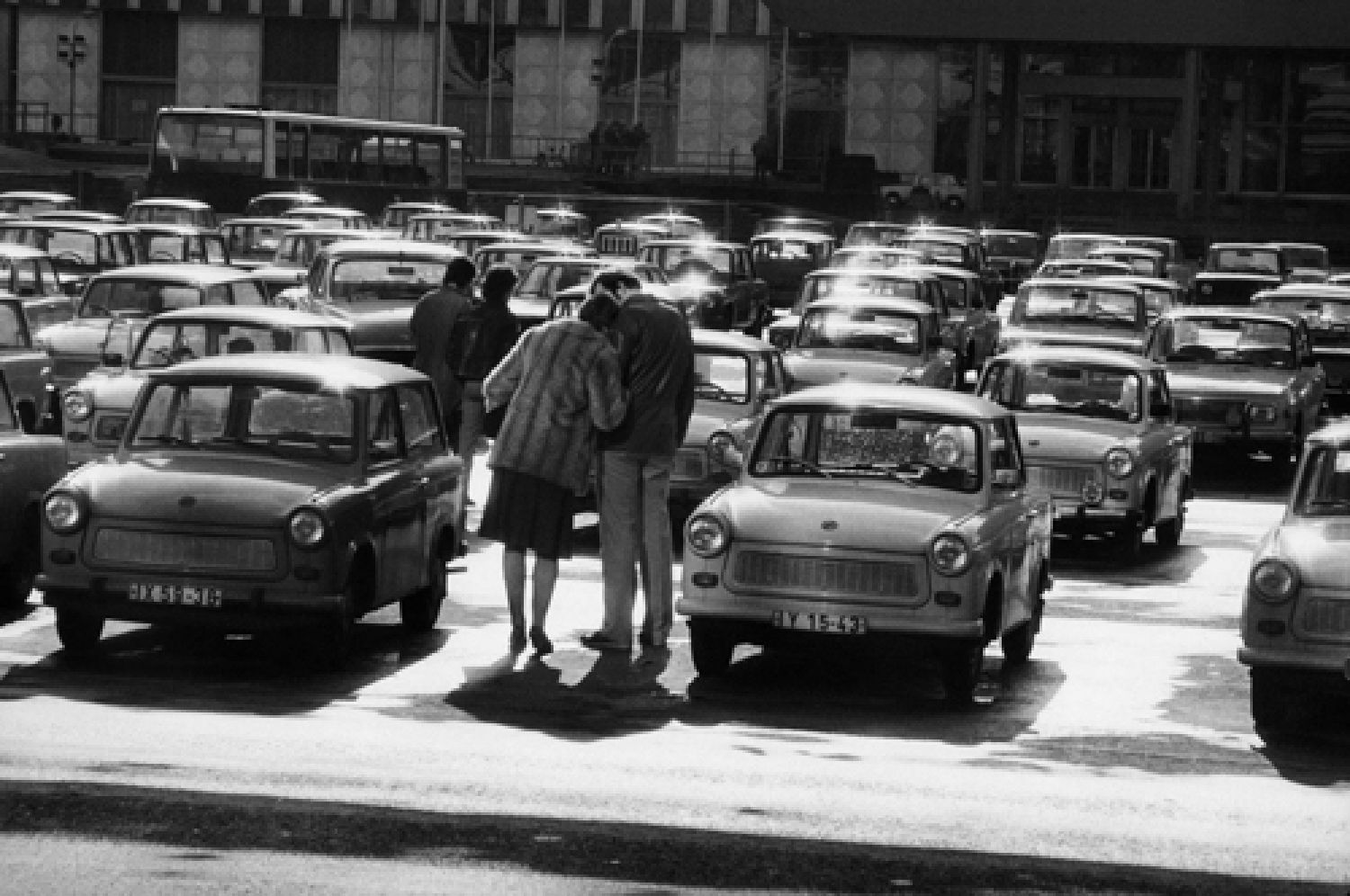 Harald Hauswald, «Marx Engels Platz (today Schlossplatz)  in front oft he GDR Foreign Ministry, Berlin DDR», 1984 